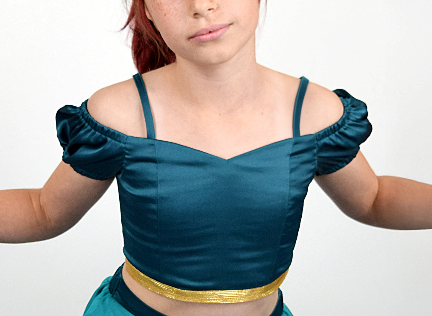 Détail du top Yasmine enfant bleu turquoise, encolure en coeur, bretelles fines et manches froncees – patron Kandix