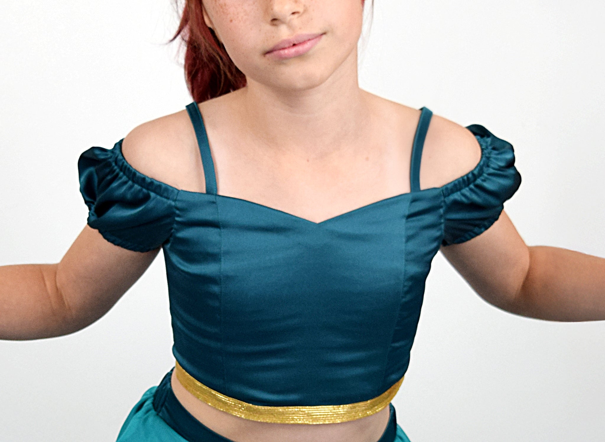 Détail du top Yasmine enfant bleu turquoise, encolure en coeur, bretelles fines et manches froncees – patron Kandix