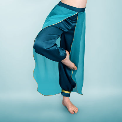 Détail du pantalon de l ensemble Yasmine enfant avec jambe ample et voile superpose – patron Kandix