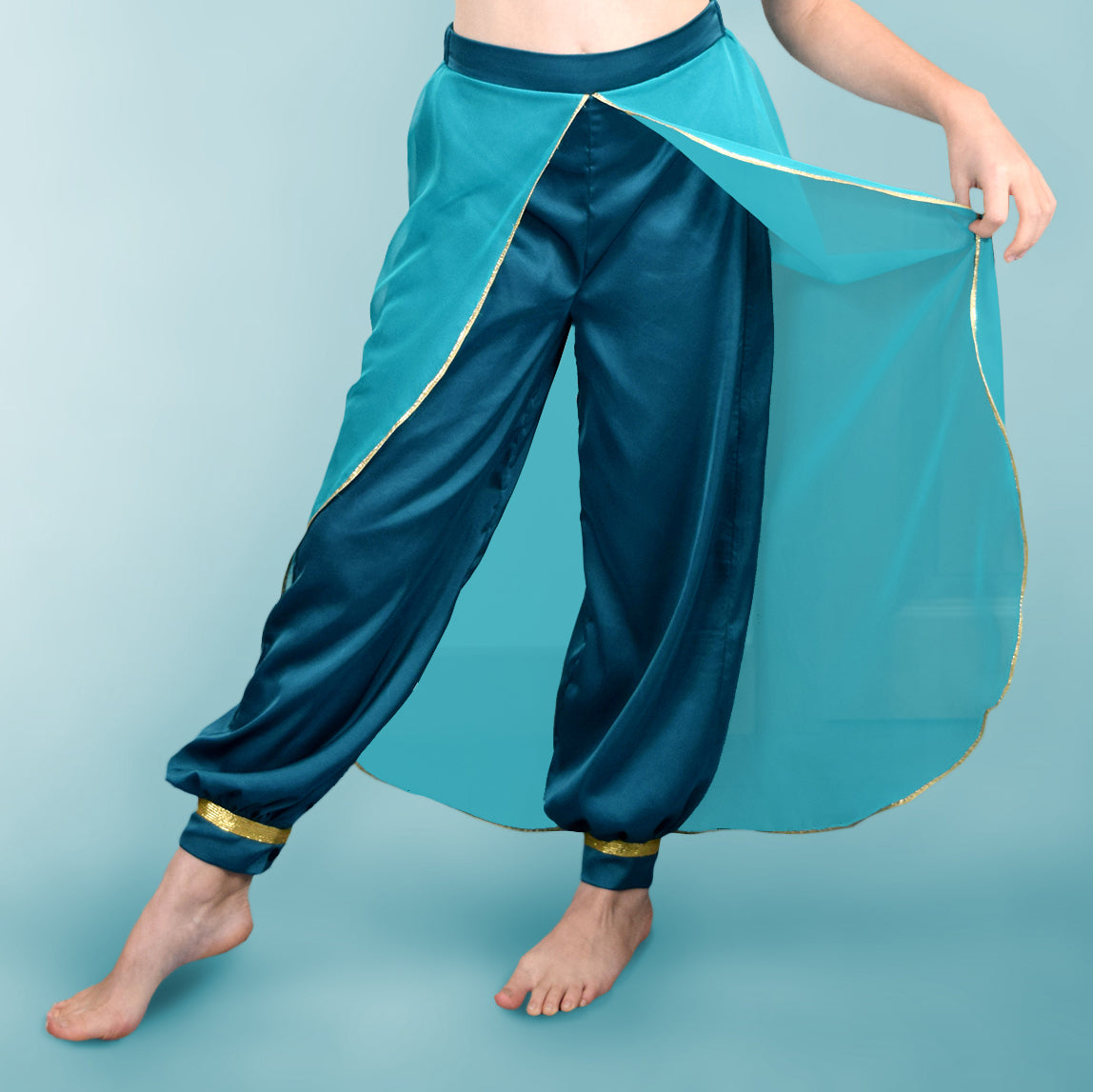 Détail du pantalon Yasmine enfant princesse bleu turquoise avec voile transparent et finitions dorees – patron Kandix