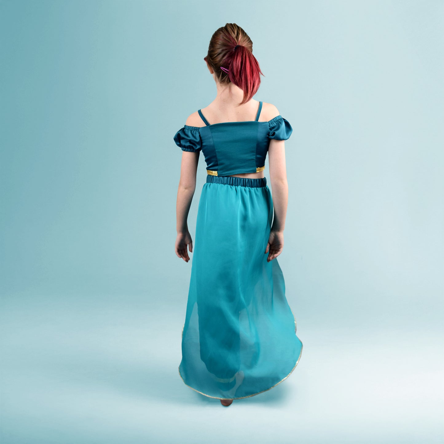 Dos de l ensemble Yasmine enfant version princesse bleu turquoise avec top court et pantalon fluide – patron Kandix