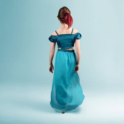 Dos de l ensemble Yasmine enfant version princesse bleu turquoise avec top court et pantalon fluide – patron Kandix