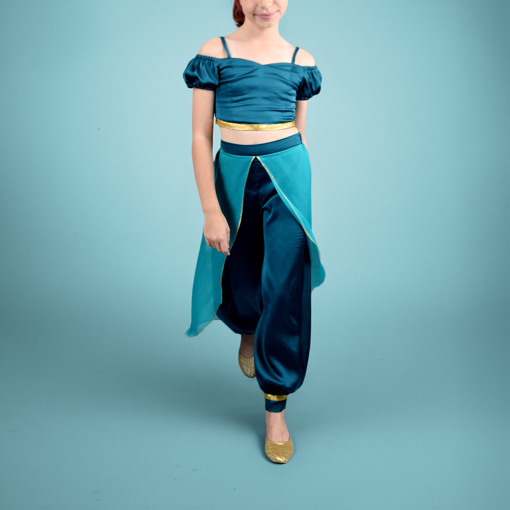 Ensemble Yasmine enfant version princesse bleu turquoise avec top court et pantalon ample, vue de face – patron Kandix