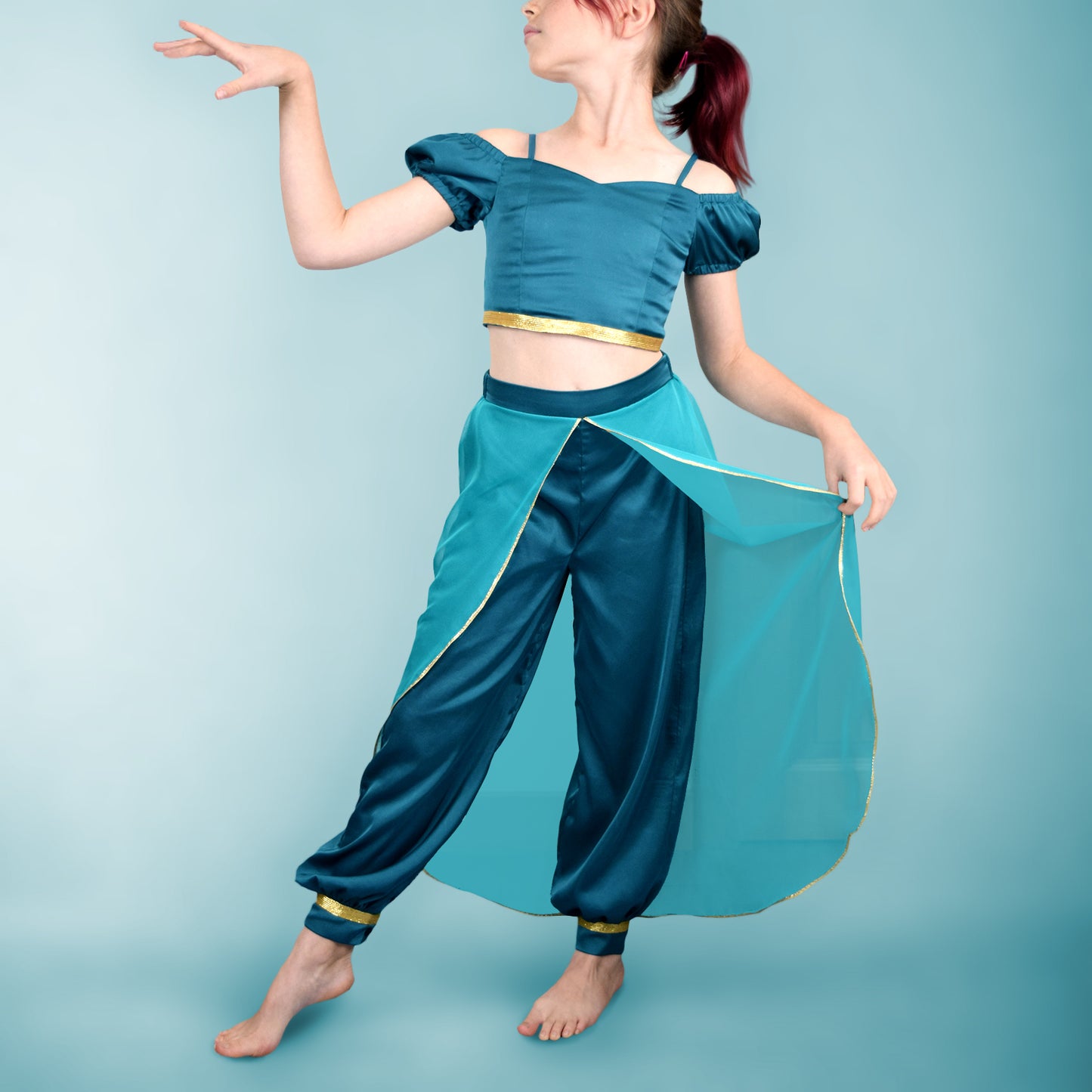 Ensemble Yasmine enfant version princesse bleu turquoise avec top court et pantalon fluide, vue trois quarts – patron Kandix