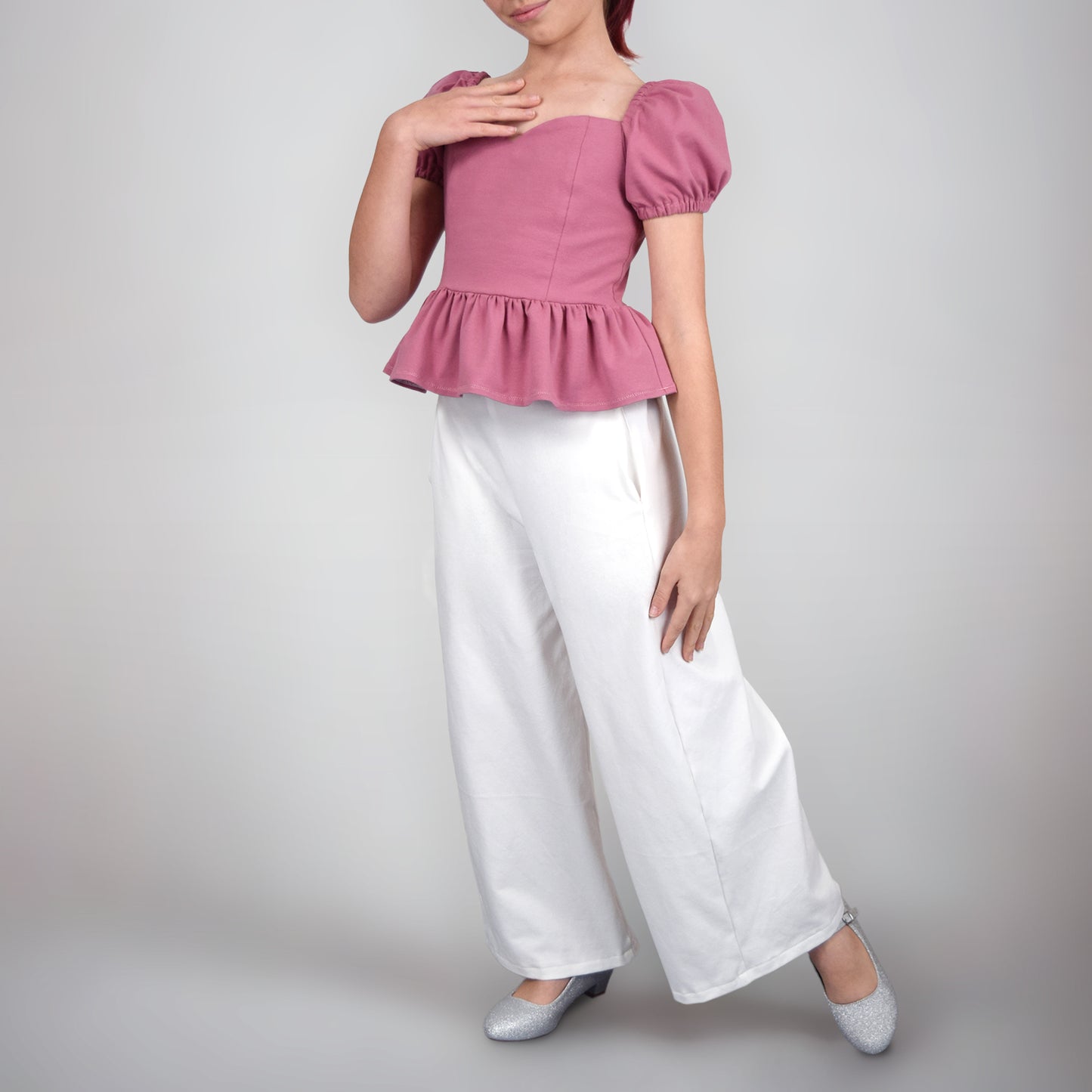 Ensemble Yasmine enfant avec top a manches ballon rose vieux et pantalon ample blanc – patron Kandix