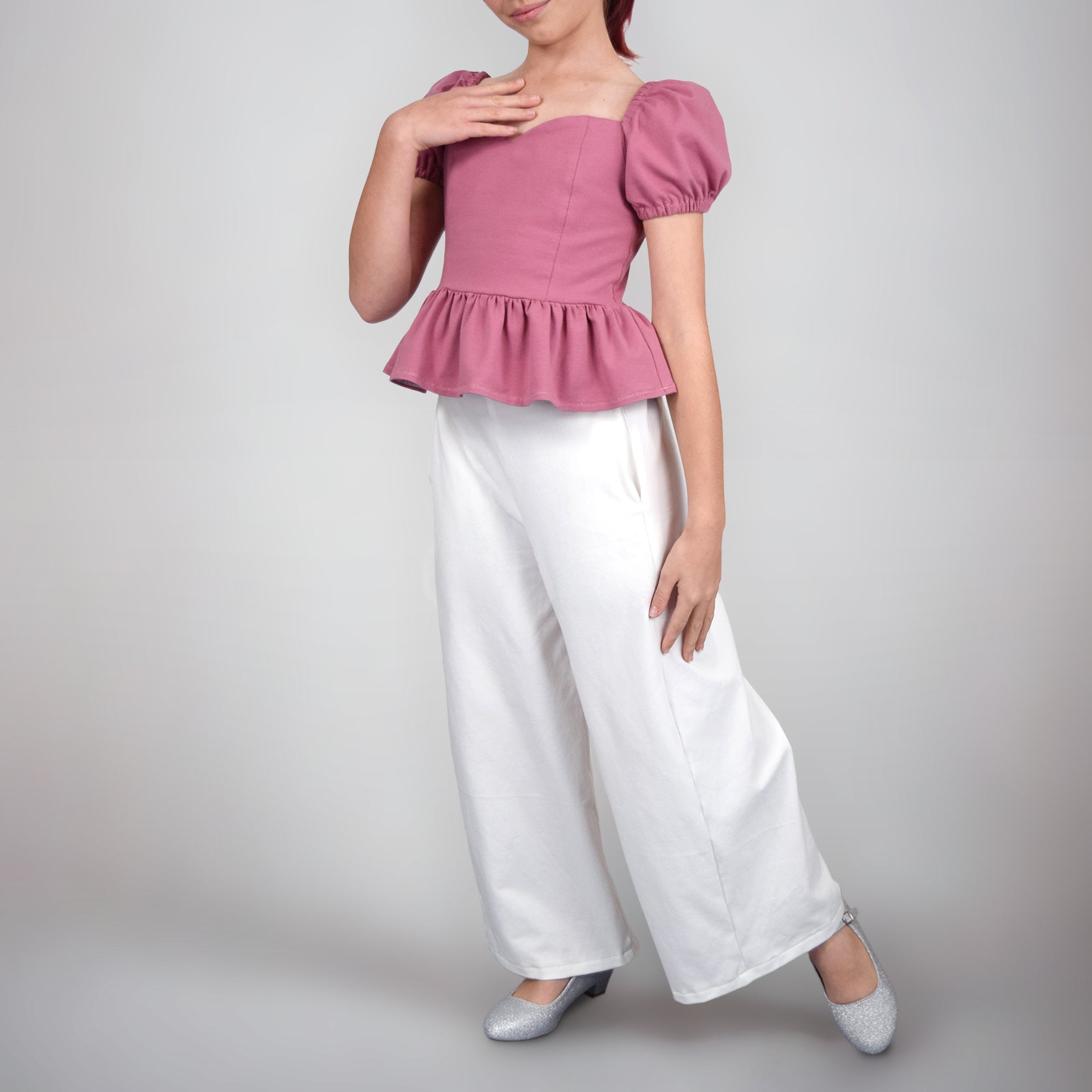 Ensemble Yasmine enfant avec top a manches ballon rose vieux et pantalon ample blanc – patron Kandix