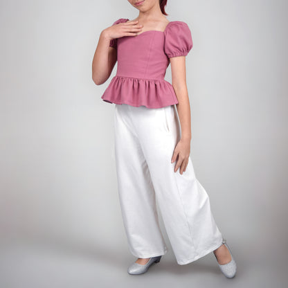 Ensemble Yasmine enfant avec top a manches ballon rose vieux et pantalon ample blanc – patron Kandix