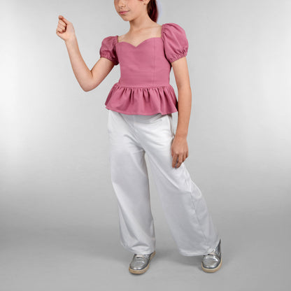 Vue trois quarts de l ensemble Yasmine enfant avec top rose vieux a manches ballon et pantalon blanc ample – patron Kandix