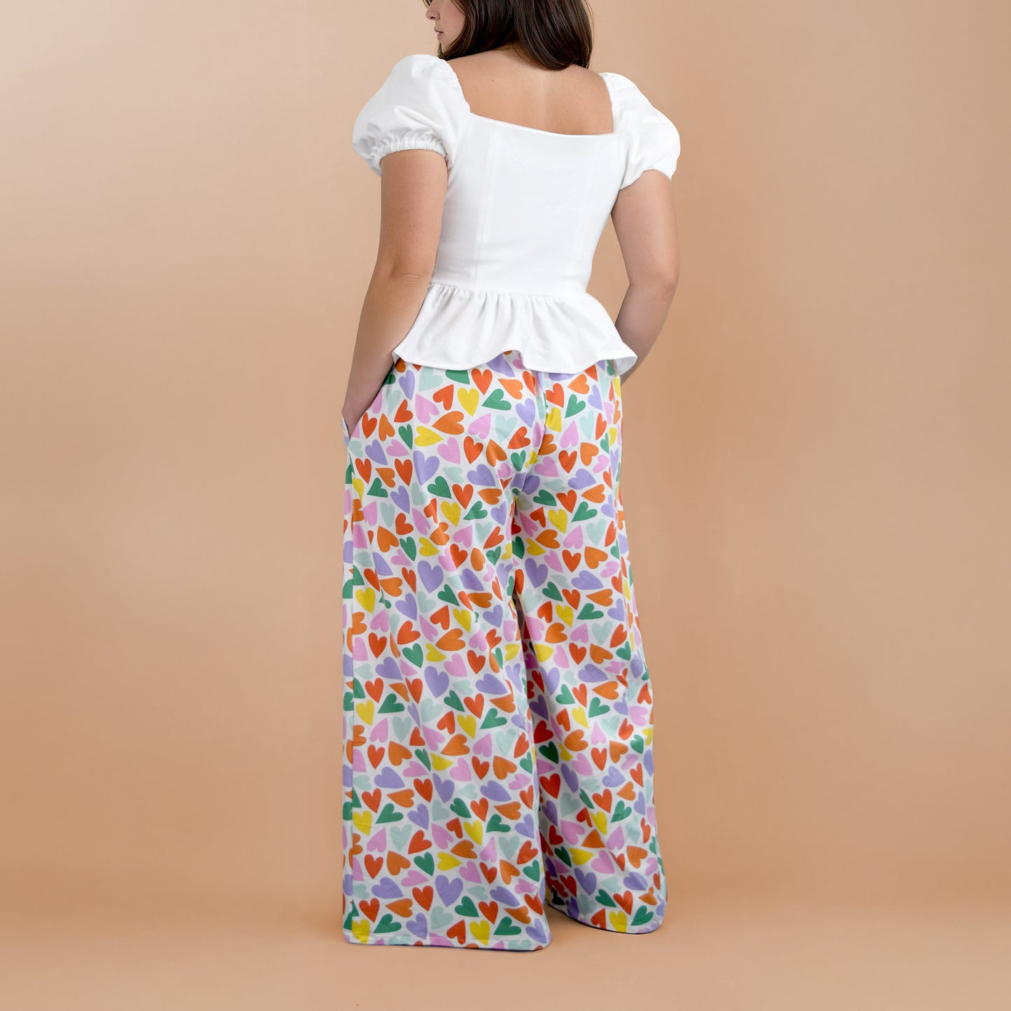 Ensemble Yasmine femme composé d’un top blanc et d’un pantalon imprimé cœurs multicolores, vue de dos – patron Kandix
