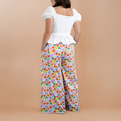 Ensemble Yasmine femme composé d’un top blanc et d’un pantalon imprimé cœurs multicolores, vue de dos – patron Kandix