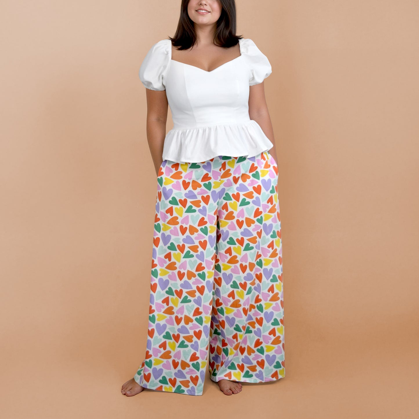 Ensemble Yasmine femme composé d’un top blanc et d’un pantalon imprimé cœurs multicolores, vue de face – patron Kandix