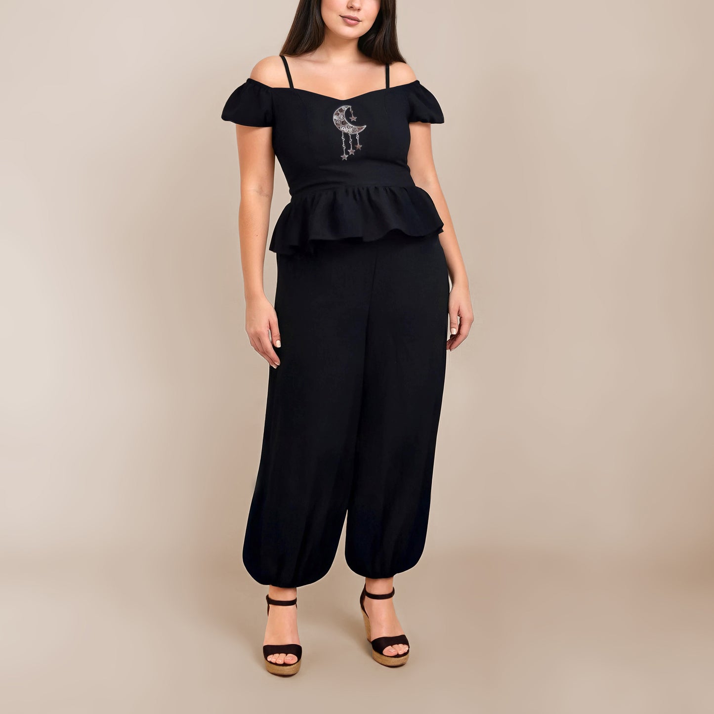 Ensemble Yasmine femme composé d’un top noir et d’un pantalon noir en crepe, vue de face – patron Kandix