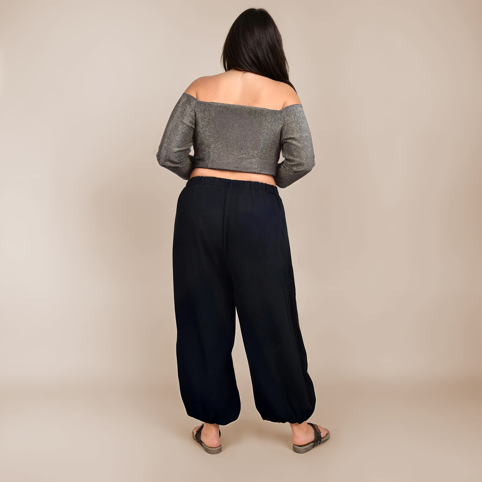 Ensemble Yasmine femme composé d’un top brillant en jersey et d’un pantalon noir en crepe, vue de dos – patron Kandix