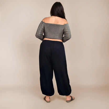 Ensemble Yasmine femme composé d’un top brillant en jersey et d’un pantalon noir en crepe, vue de dos – patron Kandix