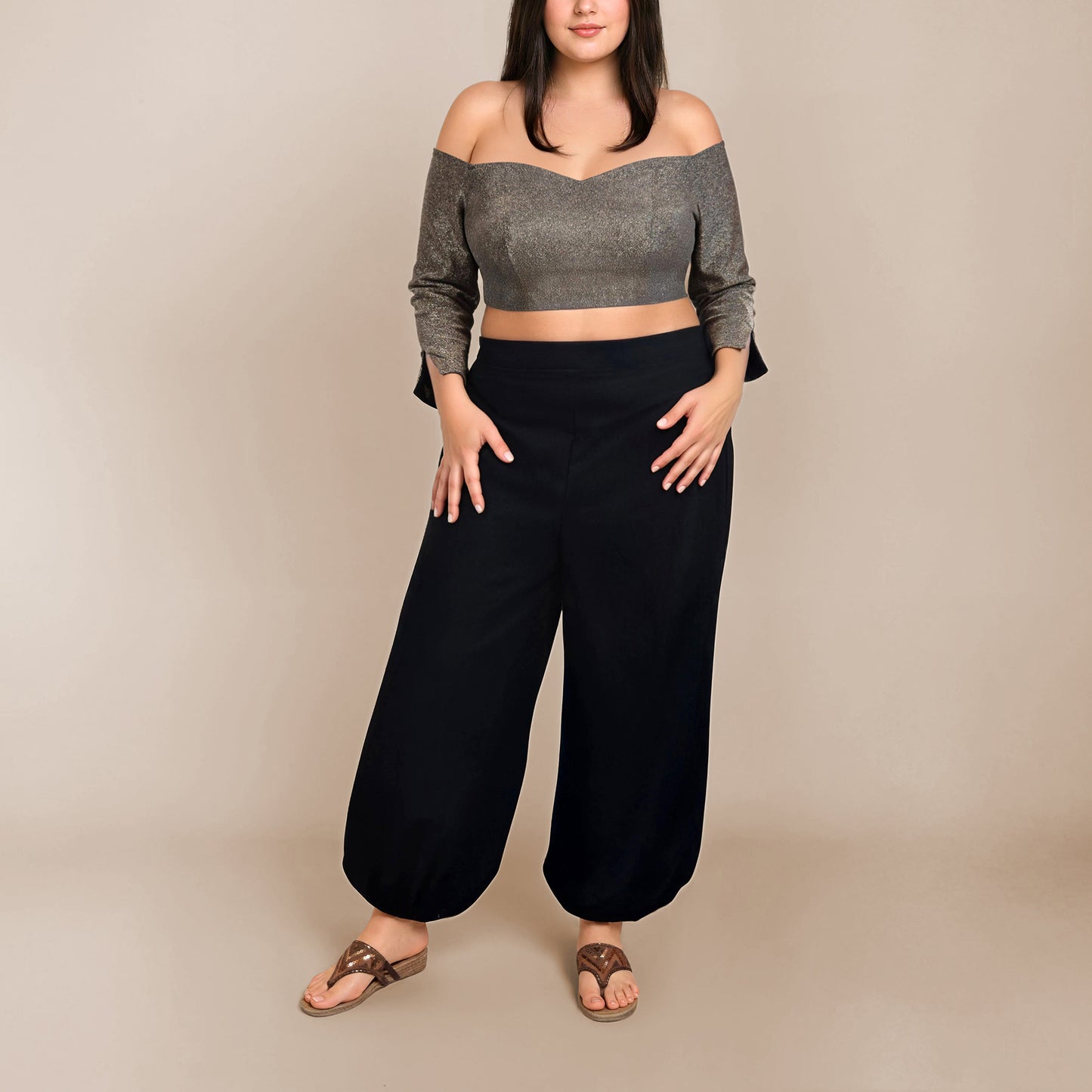 Ensemble Yasmine femme composé d’un top brillant gris et d’un pantalon noir en crepe, vue de face – patron Kandix