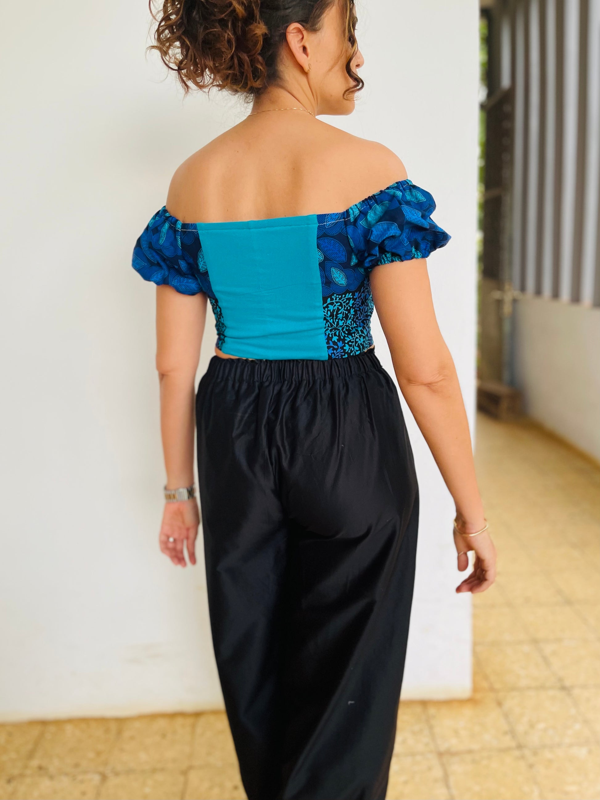 Ensemble Yasmine femme avec top imprime bleu et dos en jersey uni, pantalon noir, vue de dos – patron Kandix