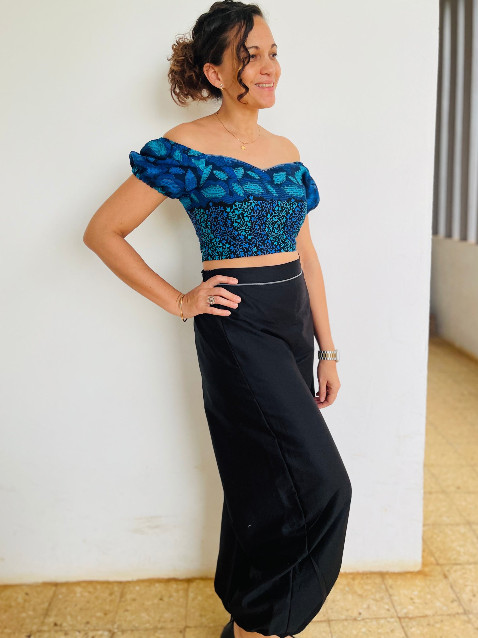 Ensemble Yasmine femme avec top bleu imprime a manches bouffantes et pantalon noir, vue de face – patron Kandix