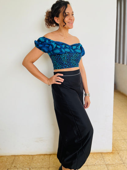 Ensemble Yasmine femme avec top bleu imprime a manches bouffantes et pantalon noir, vue de face – patron Kandix