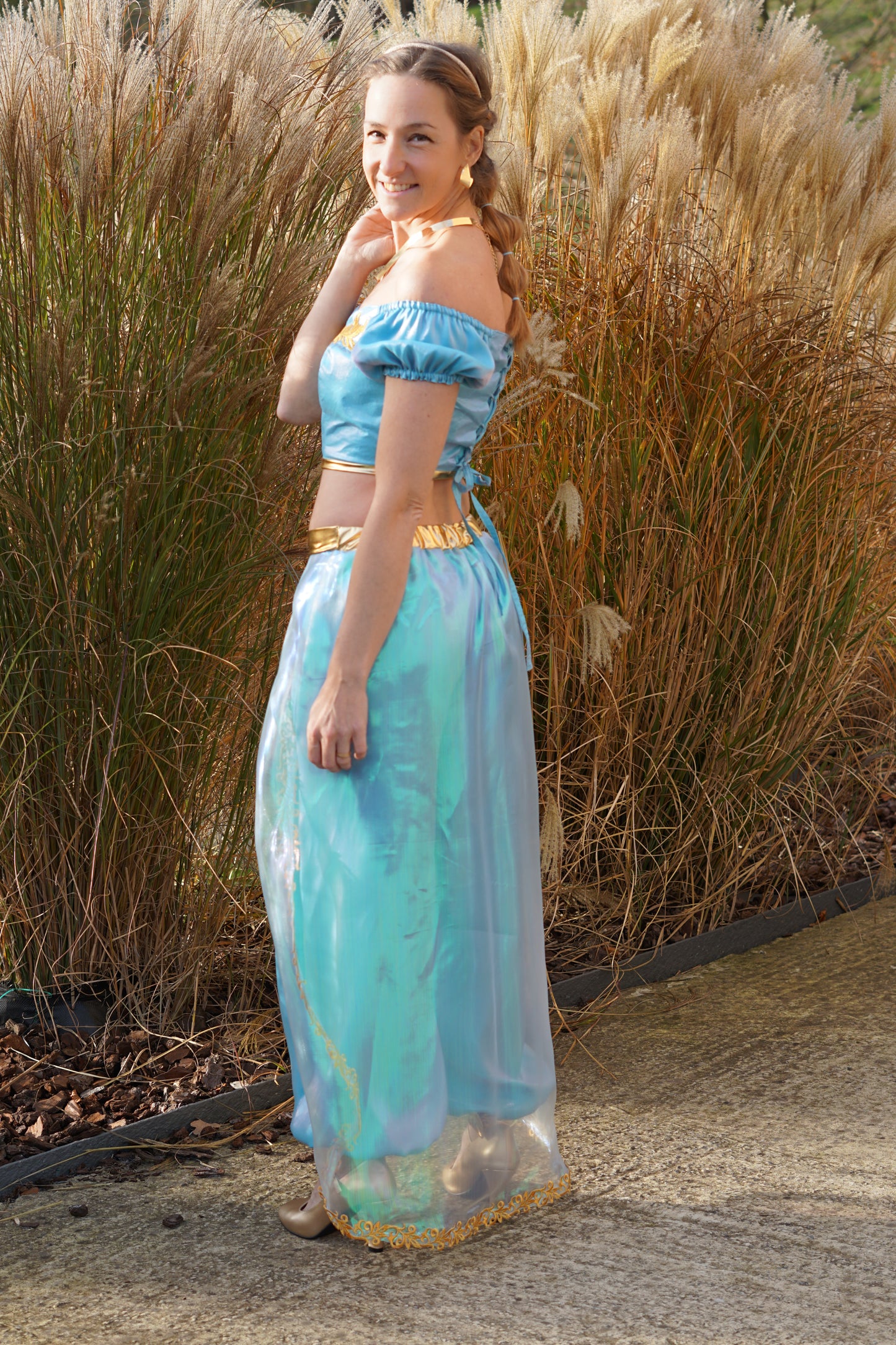 Ensemble Yasmine femme bleu turquoise avec finitions dorees, top court et pantalon fluide, vue de profil – patron Kandix