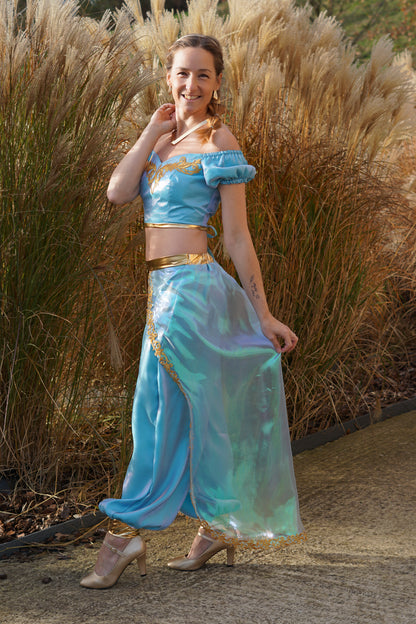 Ensemble Yasmine princesse bleu turquoise et dore, top court et pantalon ample avec voile, vue trois quarts – patron Kandix