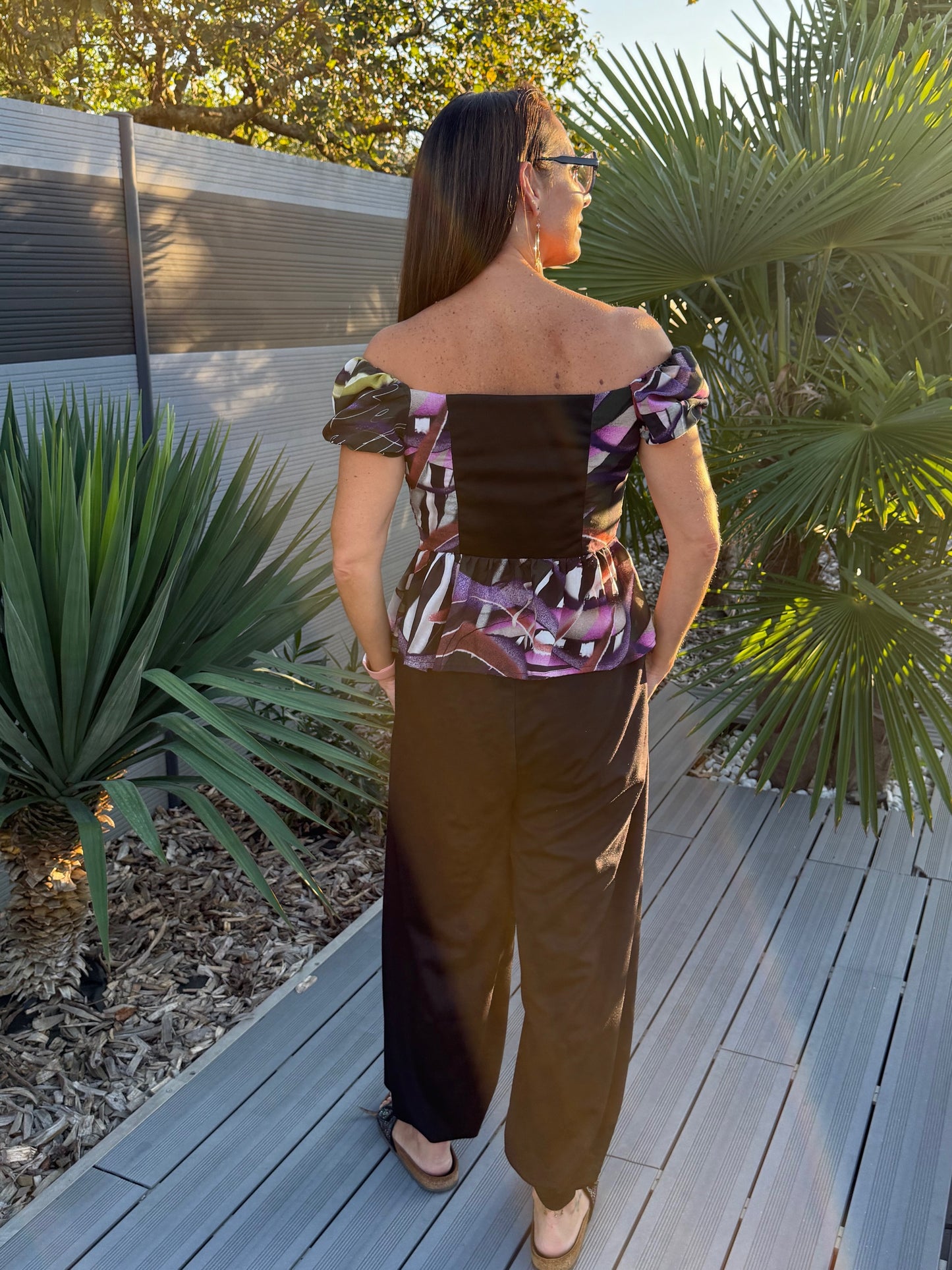 Ensemble Yasmine femme avec top imprime multicolore et dos en jersey uni, pantalon noir, vue de dos – patron Kandix