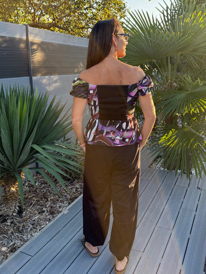 Ensemble Yasmine femme avec top imprime multicolore et dos en jersey uni, pantalon noir, vue de dos – patron Kandix