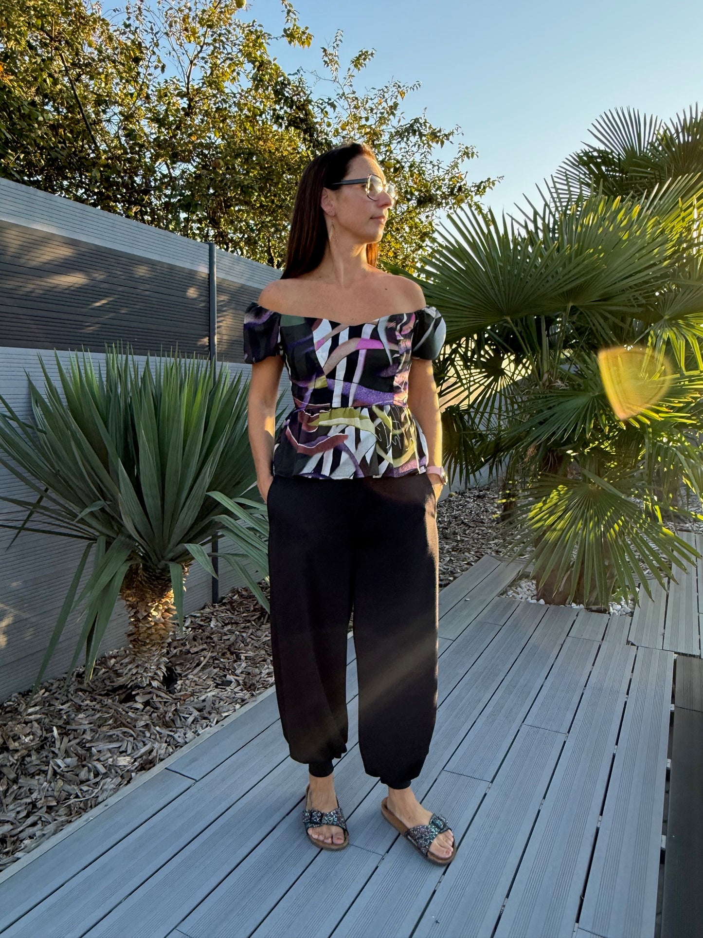 Ensemble Yasmine femme avec top imprime multicolore et pantalon noir, vue de face – patron Kandix