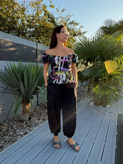 Ensemble Yasmine femme avec top imprime multicolore et pantalon noir, vue de face – patron Kandix