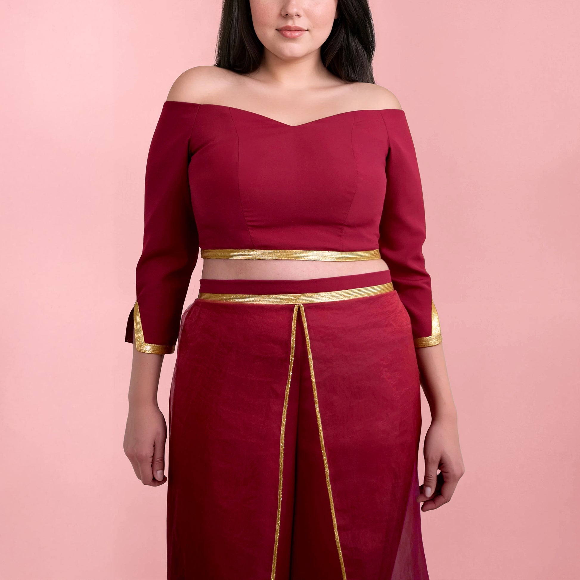 Ensemble Yasmine femme rouge bordeaux avec finitions dorees, top court a encolure degagee, vue de face – patron Kandix