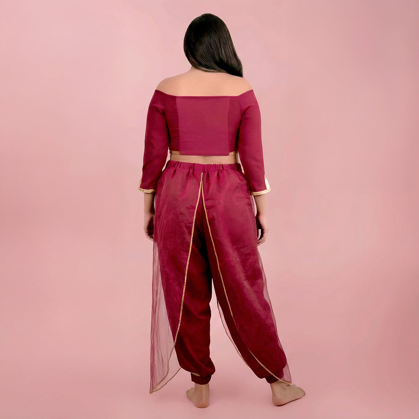 Ensemble Yasmine femme rouge bordeaux avec top court et pantalon ample a voile, vue de dos – patron Kandix
