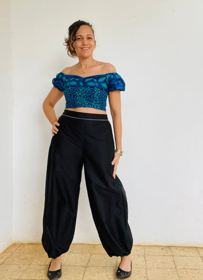 Ensemble Yasmine femme avec top bleu imprime a manches bouffantes et pantalon noir ample, vue de face – patron Kandix