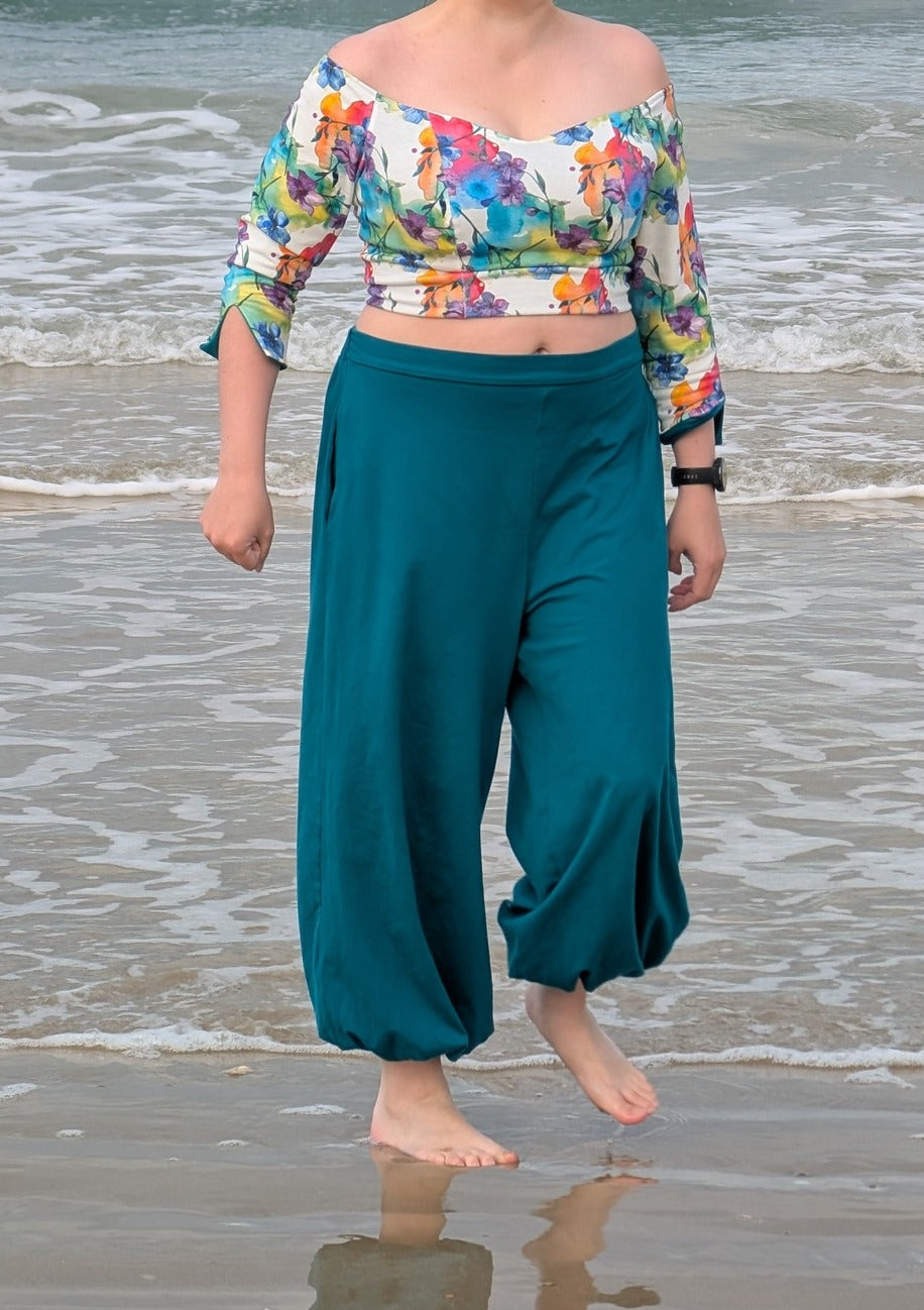 Ensemble Yasmine femme, top fleuri multicolore et pantalon vert canard, porté à la plage, vue de face – patron Kandix