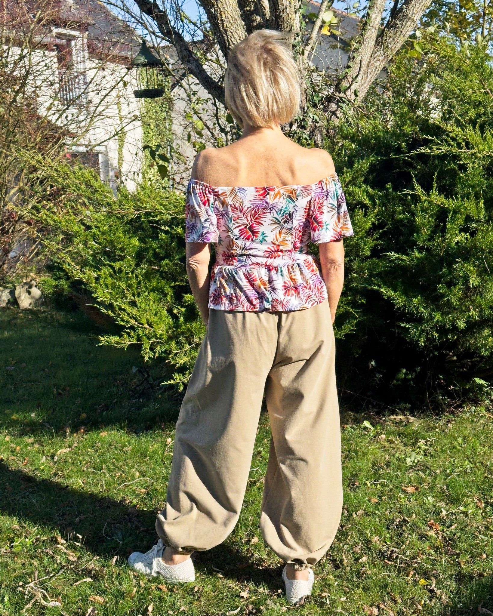 Ensemble Yasmine femme, top imprimé feuillage multicolore avec dos en jersey et pantalon beige, vue de dos – patron Kandix