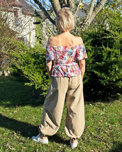 Ensemble Yasmine femme, top imprimé feuillage multicolore avec dos en jersey et pantalon beige, vue de dos – patron Kandix