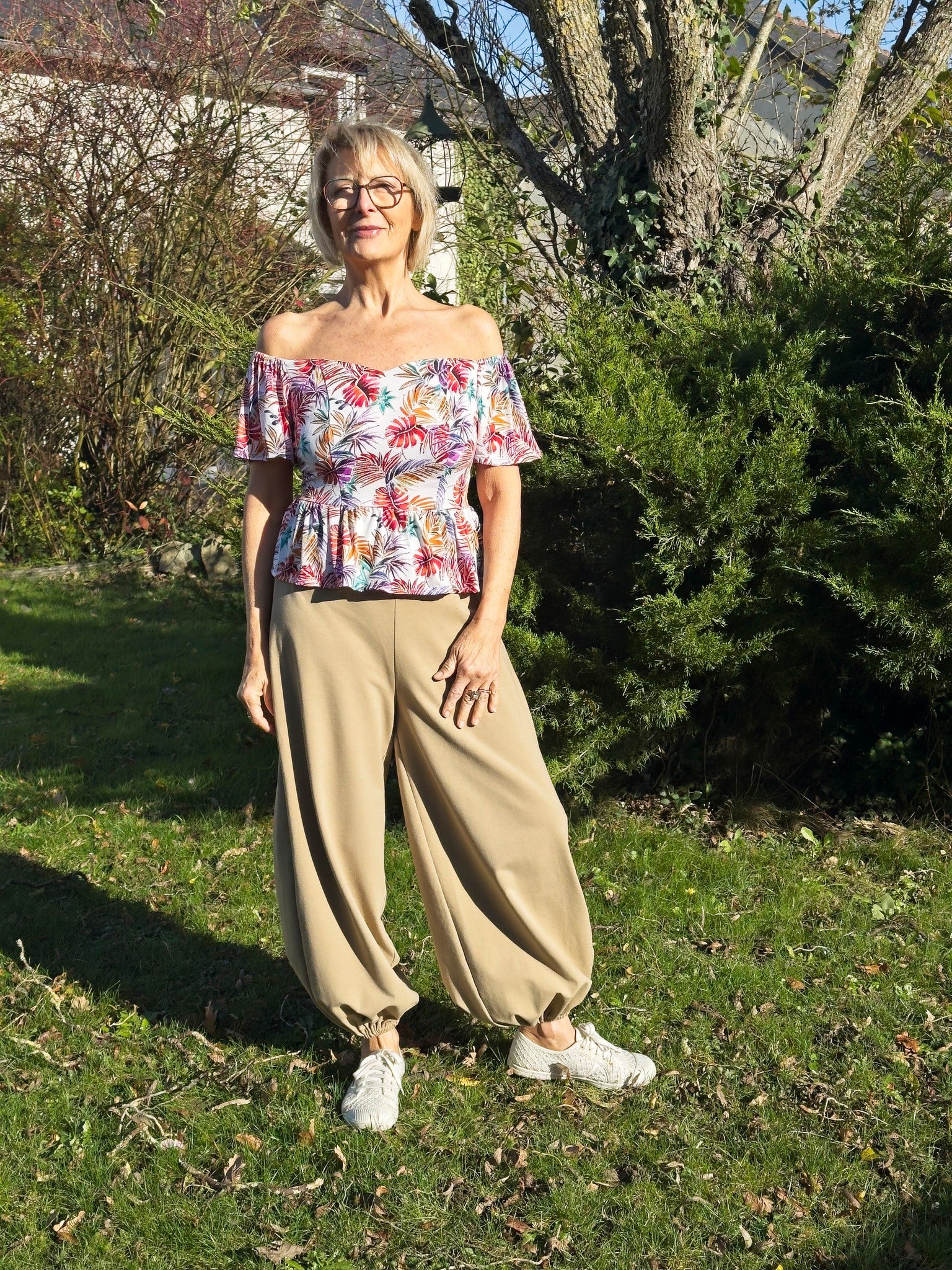 Ensemble Yasmine femme, top imprimé feuillage multicolore et pantalon beige, vue de face – patron Kandix