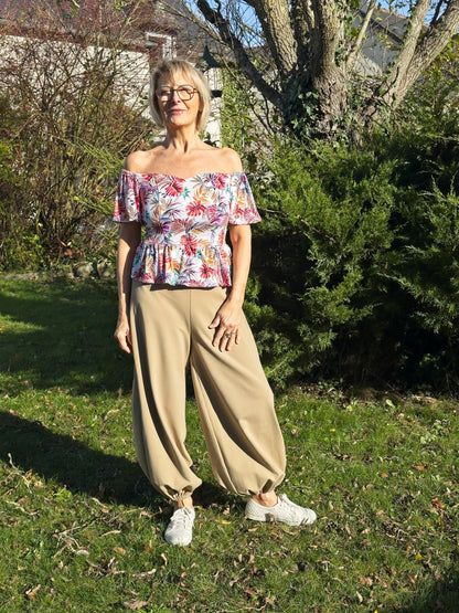 Ensemble Yasmine femme, top imprimé feuillage multicolore et pantalon beige, vue de face – patron Kandix