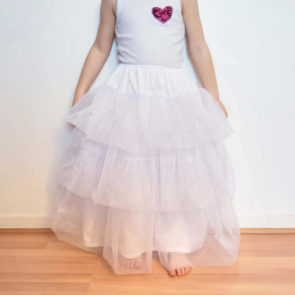 Petite fille debout en jupon blanc à volants de tulle pailleté – patron de couture Kandix