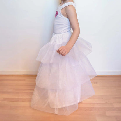 Petite fille en jupon blanc à volants de tulle, vue de profil en train de marcher – patron de couture Kandix