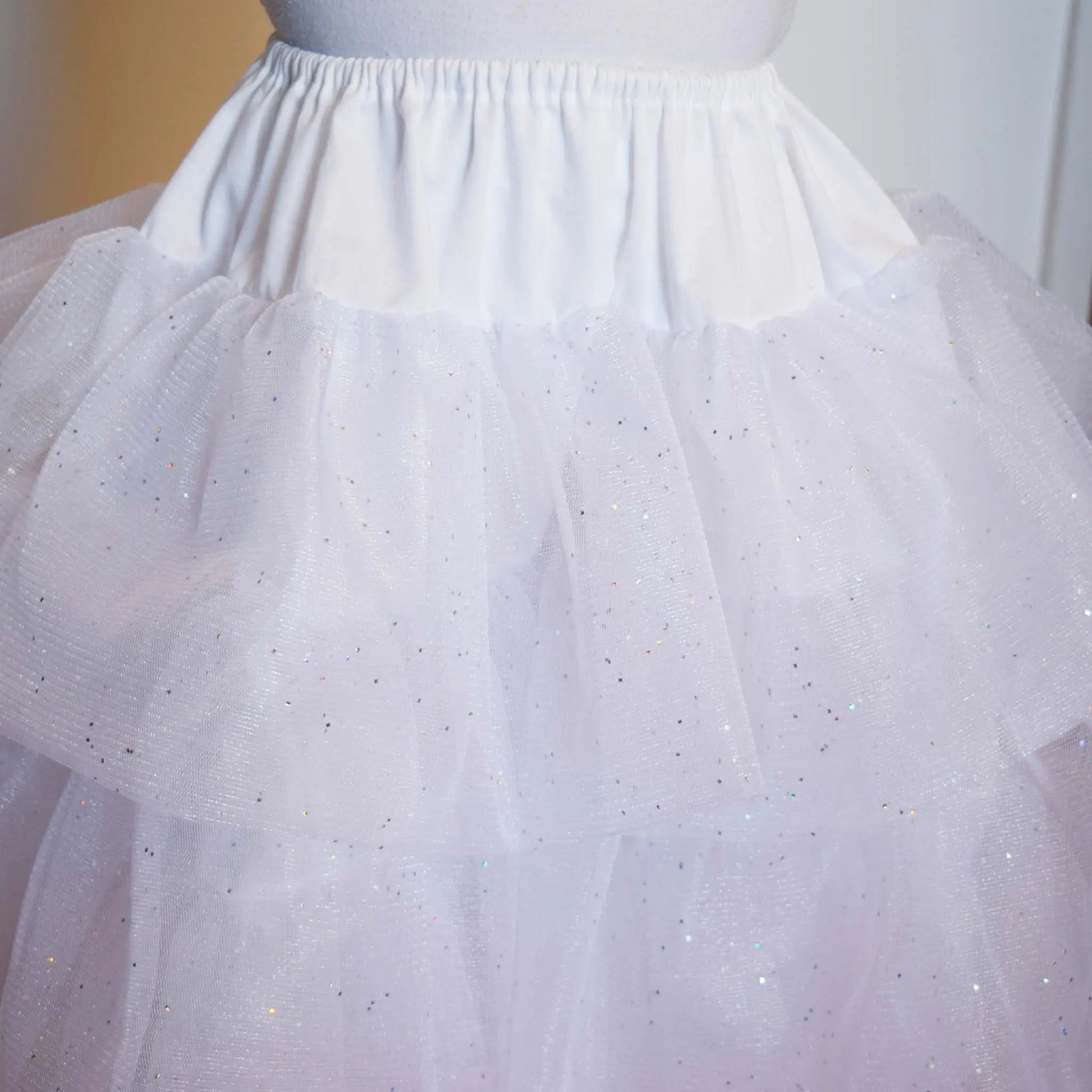 Gros plan sur la taille élastiquée et les fronces du jupon blanc en tulle pailleté – patron de couture Kandix