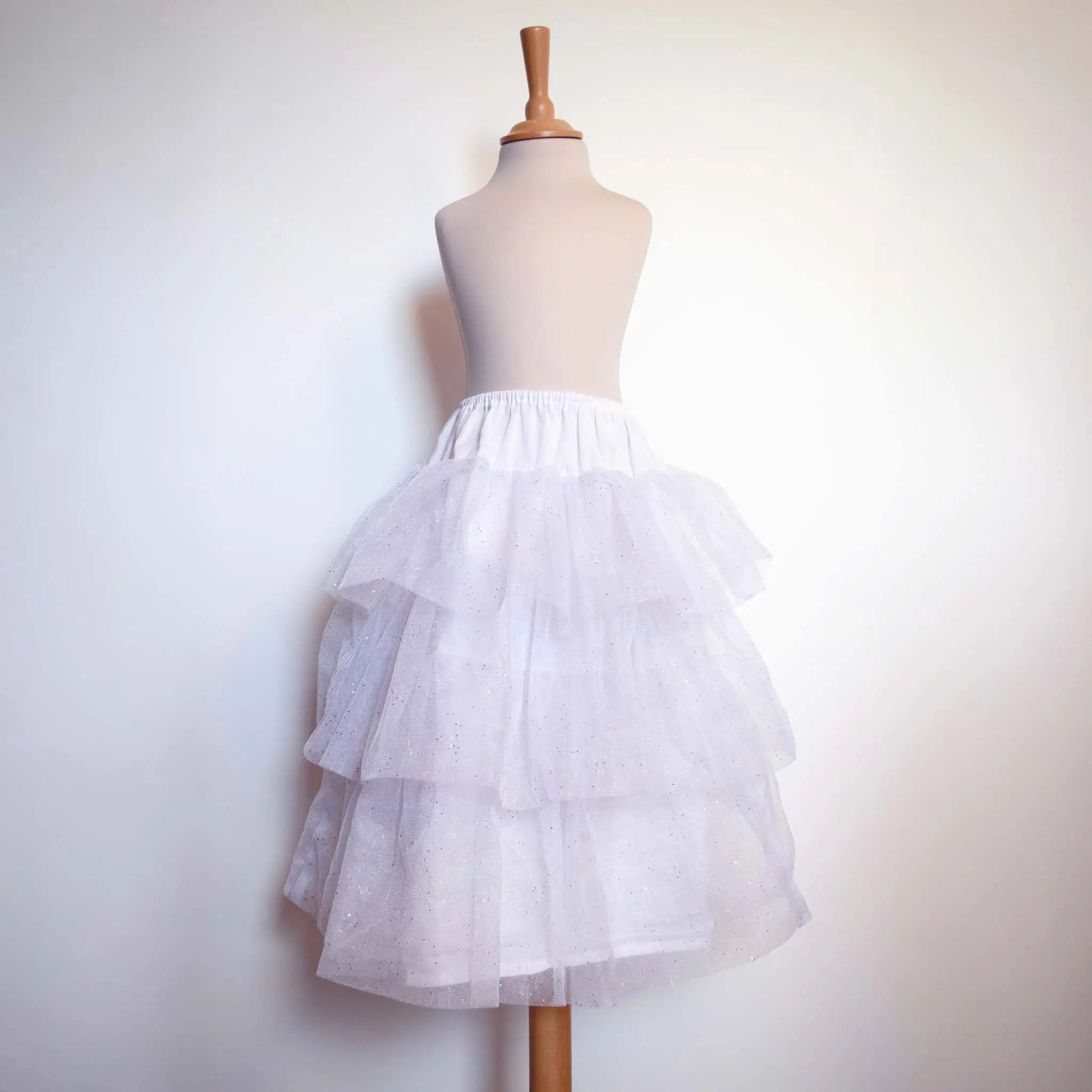 Jupon enfant blanc en tulle pailleté présenté sur un mannequin – patron de couture Kandix