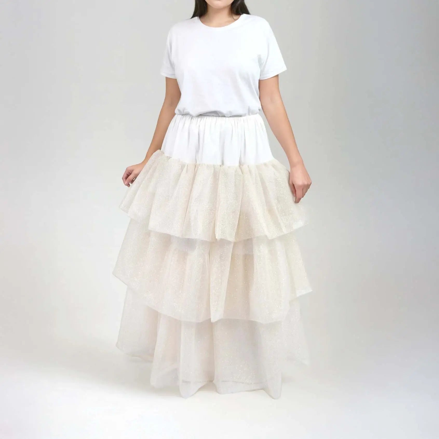 Femme portant un jupon long blanc à volants en tulle pailleté vue de face - patron de couture Kandix