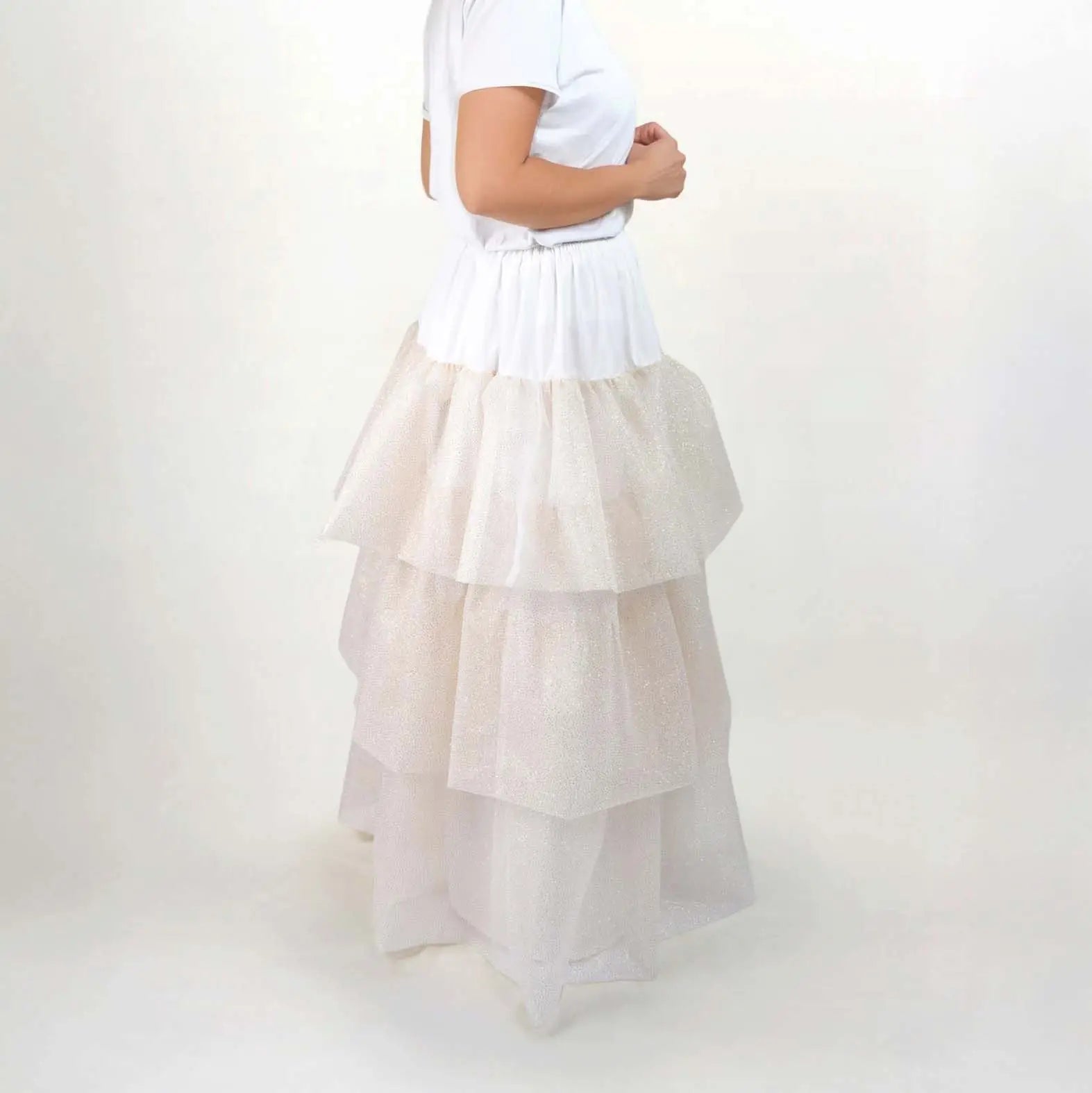 Femme portant un jupon long blanc à volants vue de profil main sur la taille - patron de couture Kandix