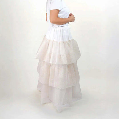 Femme portant un jupon long blanc à volants vue de profil main sur la taille - patron de couture Kandix