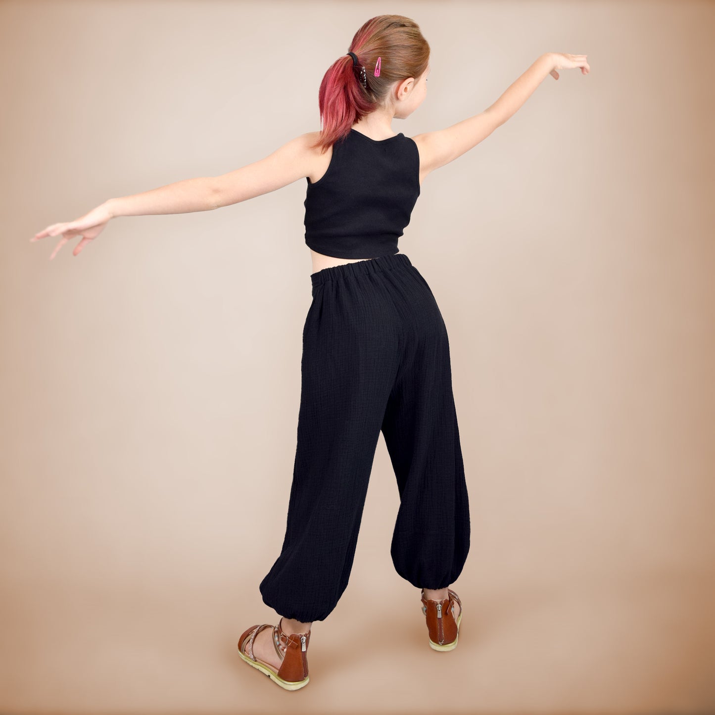 Pantalon Yasmine enfant noir à jambes amples, vue dos bras ouverts – patron Kandix