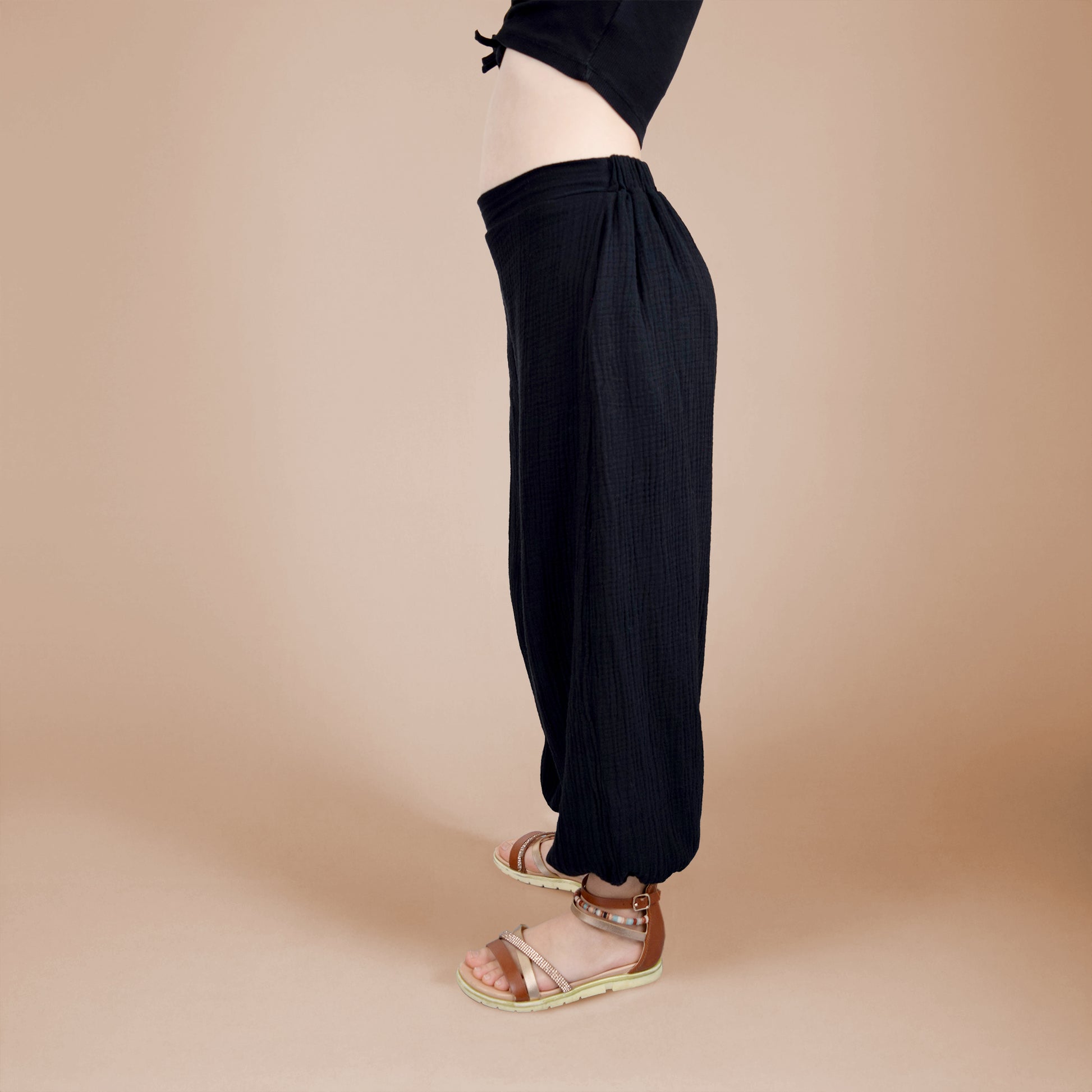 Pantalon Yasmine enfant noir à jambes amples, vue profil mettant en valeur le volume – patron Kandix