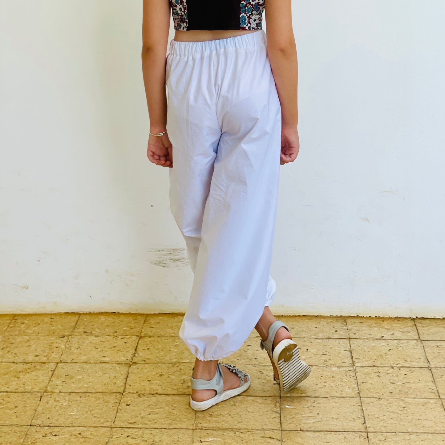 Pantalon Yasmine enfant blanc, vue de dos avec ceinture elastique et jambes amples – patron Kandix