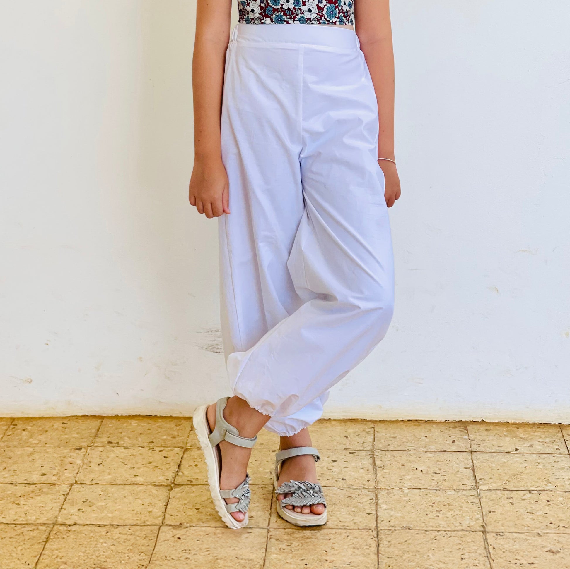 Pantalon Yasmine enfant blanc, jambes amples en chaine et trame, vue de face – patron Kandix