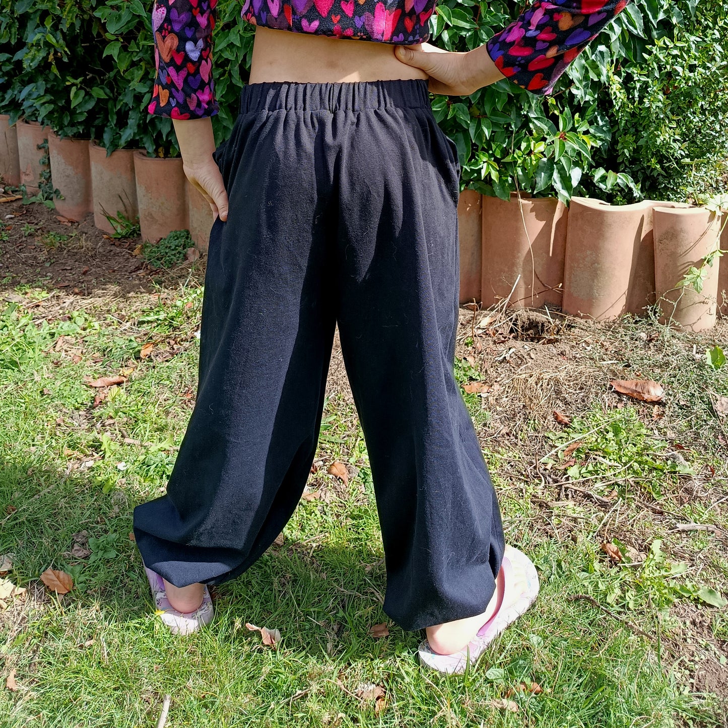 Pantalon Yasmine enfant noir, jambes amples et ceinture elastique, vue de dos – patron Kandix