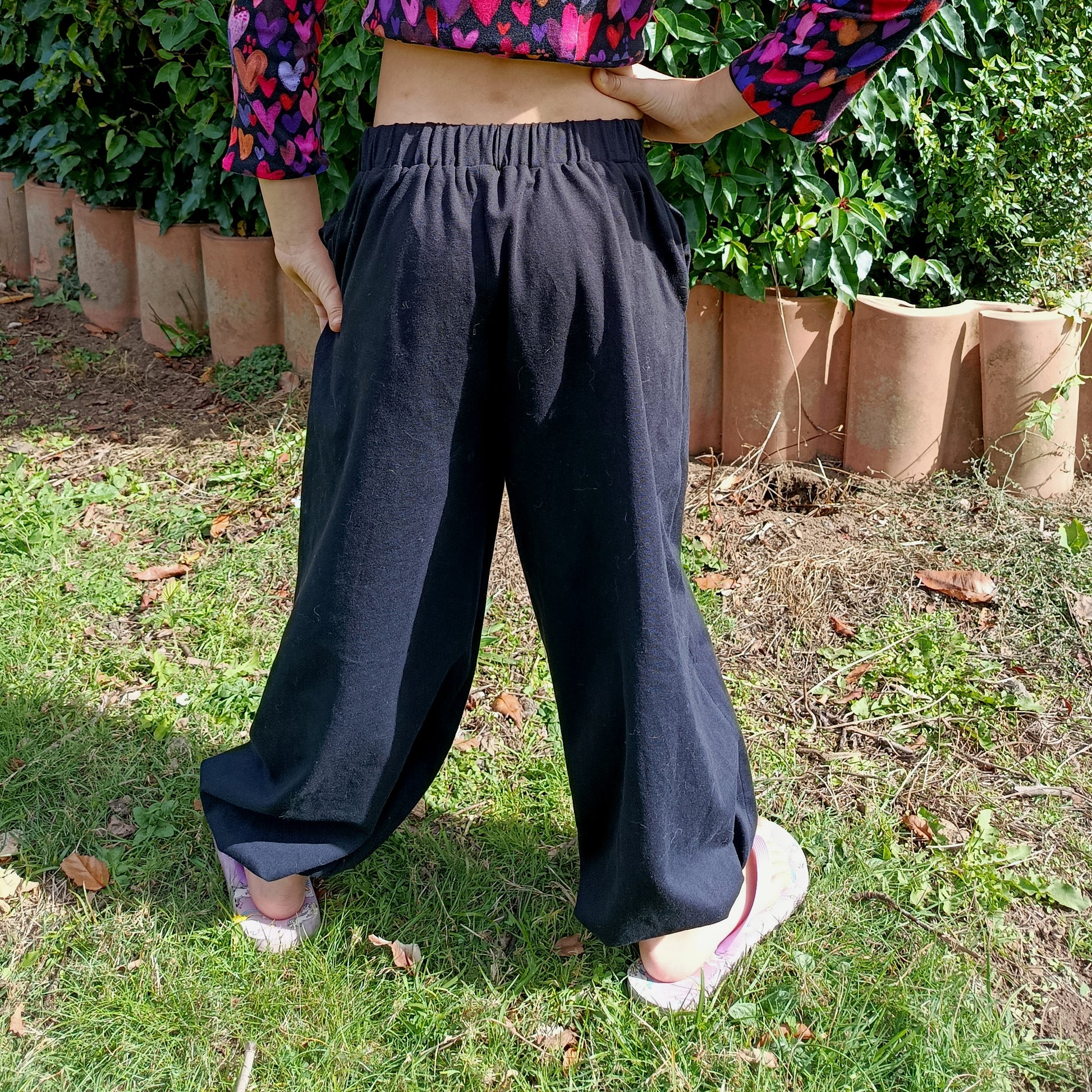 Pantalon Yasmine enfant noir, jambes amples et ceinture elastique, vue de dos – patron Kandix
