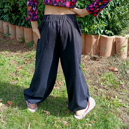 Pantalon Yasmine enfant noir, jambes amples et ceinture elastique, vue de dos – patron Kandix